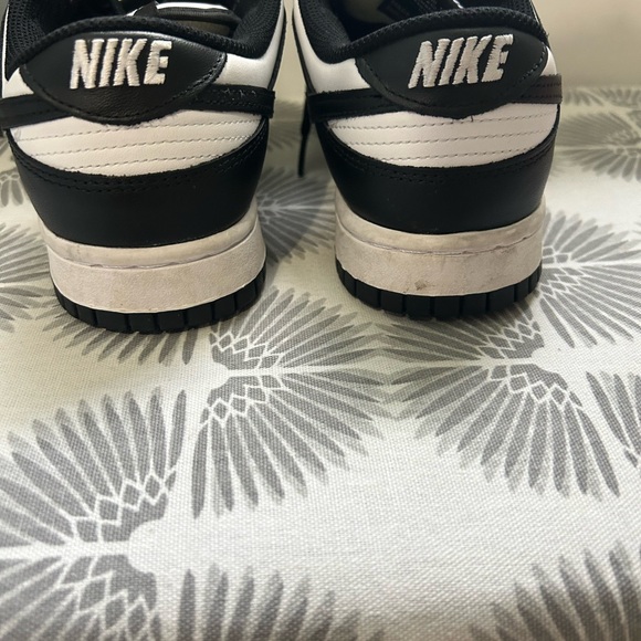 Nike Womens Black and White Sneakers - Picture 5 of 9